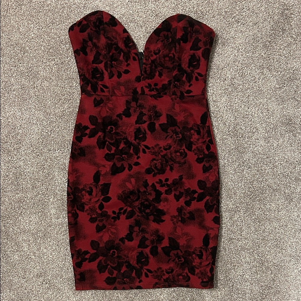 3/15$ 🛍️ Floral Strapless Dress